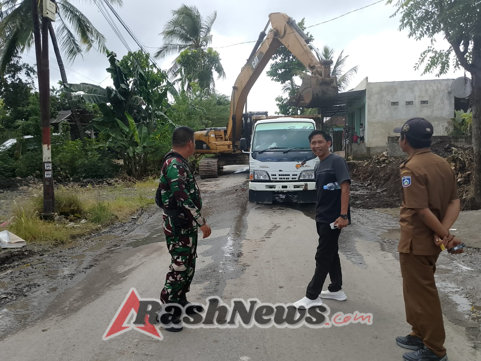 Babinsa Pastikan Pengerjaan Ruas Jalan Penukak-Selong Belanak Berjalan Lancar