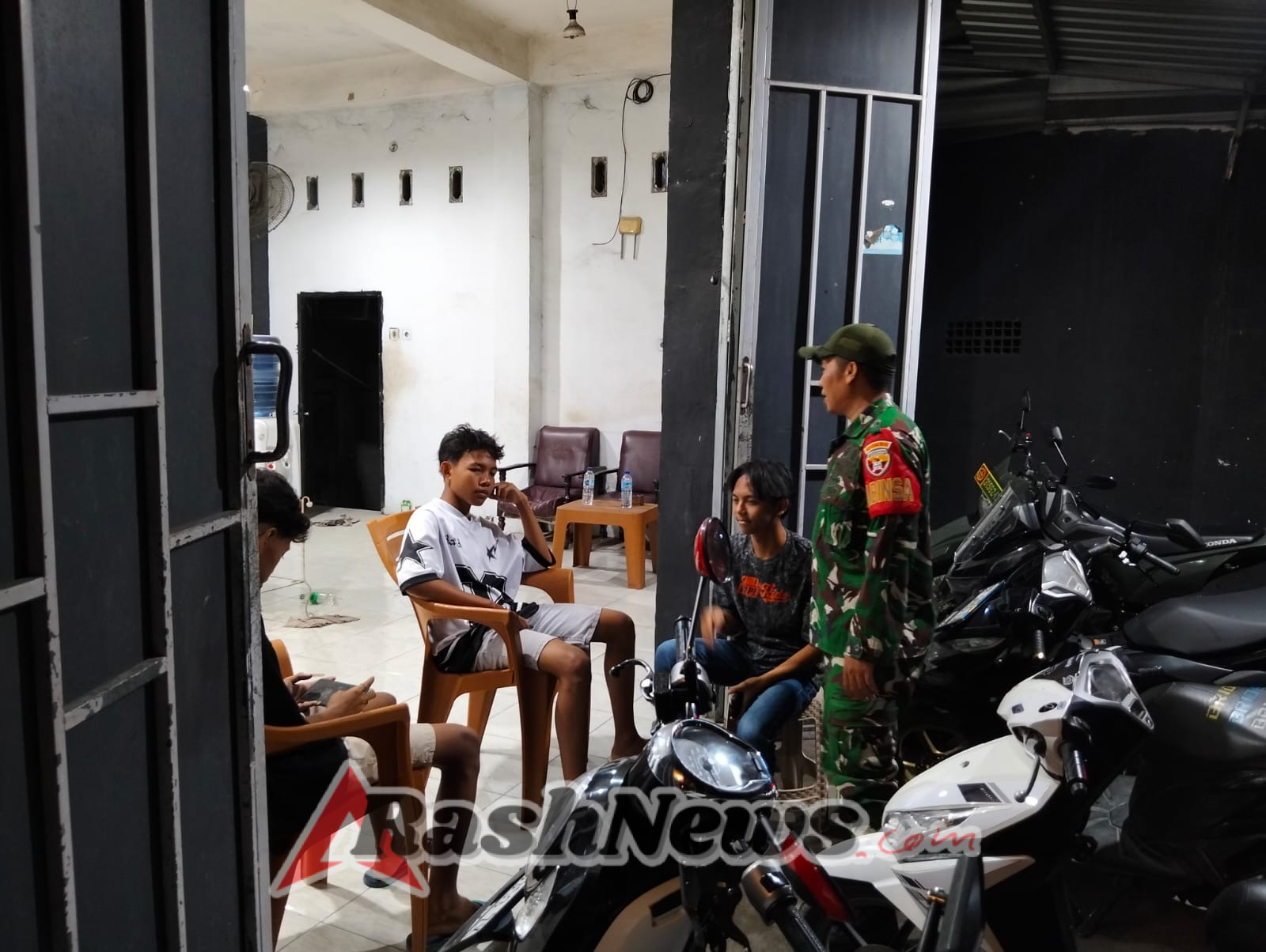 ‎Patroli Malam Babinsa Tanak Gadang: Warga Diimbau Hindari Narkoba dan Miras