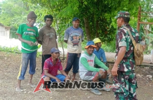 Babinsa Sertu Mikael Kolo Gelar Komsos, Ajak Warga Desa Oenino Jaga Keamanan dan Kerukunan