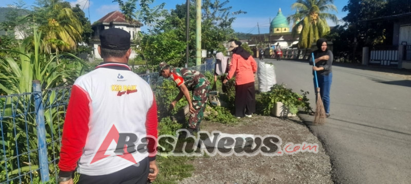 Jumat Bersih di Seteluk Tengah: Babinsa Turun Langsung Bersama Kades dan Perangkat Desa