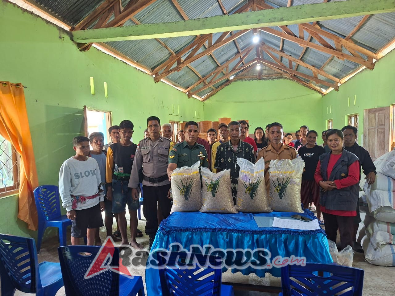 Babinsa Kodim 1613/Sumba Barat Terjun Kawal Pendistribusian Bibit Padi ke Warga