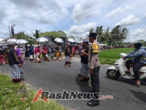 Bhabinkamtibmas Desa Marga Kukuh Pengamanan Rangkaian Upacara Ngaben