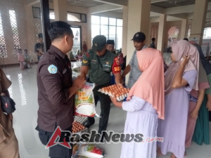 Wujud Kepedulian Sosial, Babinsa Desa Perigi Hadiri Penyaluran Sembako PT Pertamina Peduli