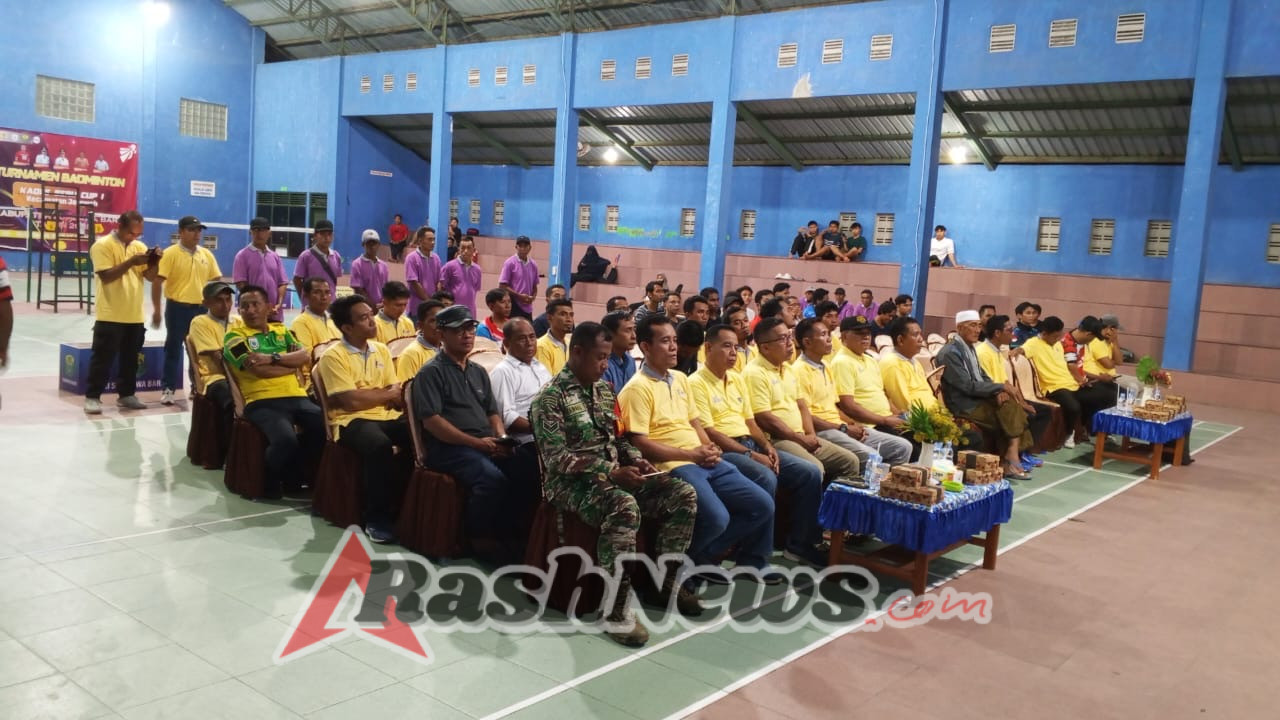 Babinsa Koramil 1628-05/Jereweh Dampingi Pembukaan Turnamen Badminton Kades Beru Cup I