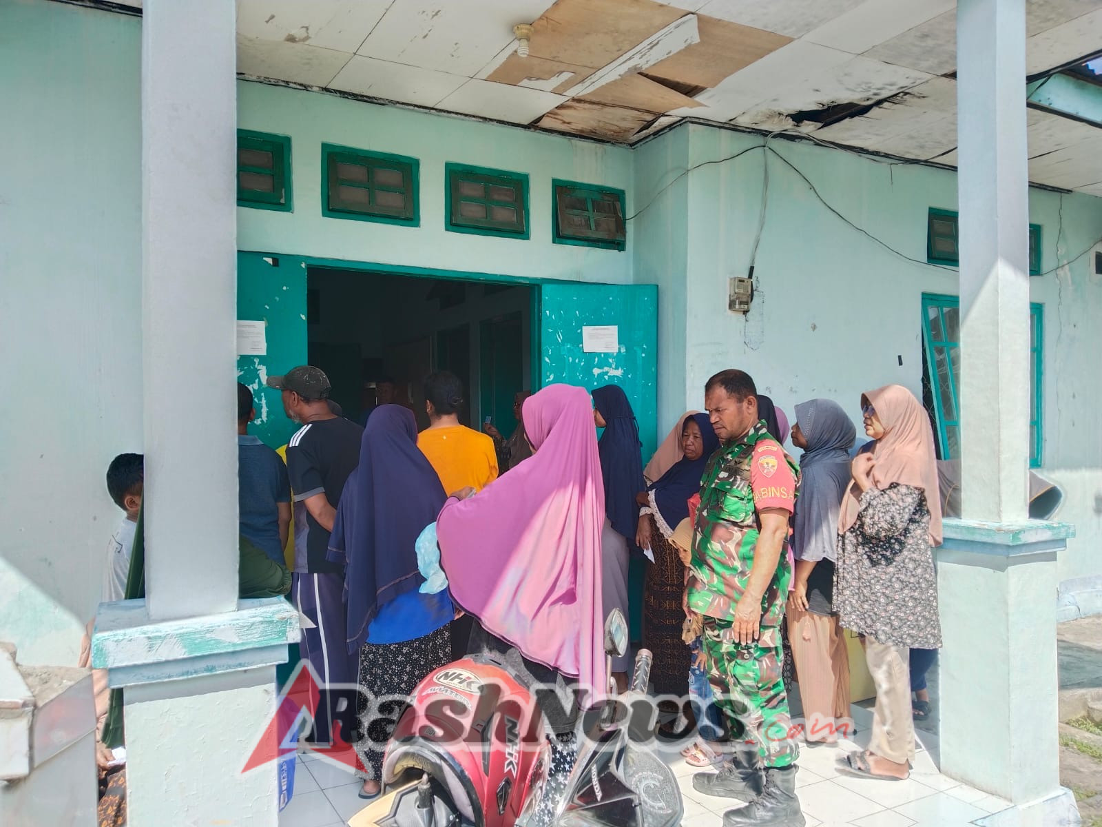 Pererat Kemanunggalan TNI–Rakyat, Babinsa Koramil 1602-01/Ende Pantau Penyaluran BCRP