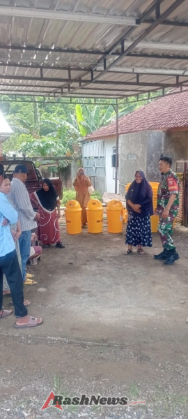 Serda Lalu Rupawan Babinsa Desa Lamusung Dorong Lingkungan Bersih Melalui Sosialisasi dan Bak Sampah