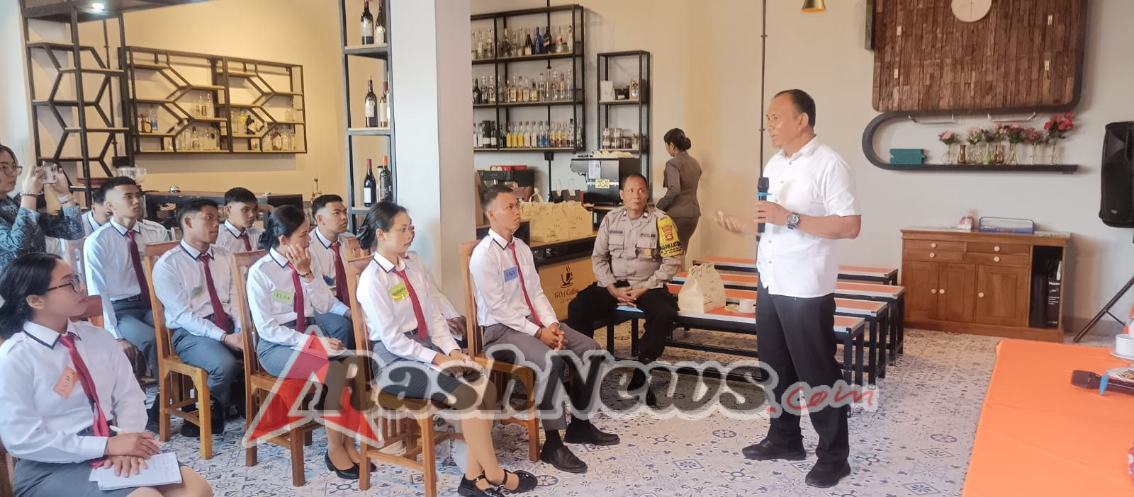 Kapolsek Klungkung Berikan Edukasi Tertib Lalu Lintas dan Pelayanan Kepolisian kepada Siswa Glory.