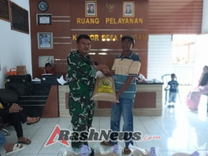 Mantapkan Ketahanan Pangan, Babinsa Dampingi Pembagian Bibit Padi di Desa Langam