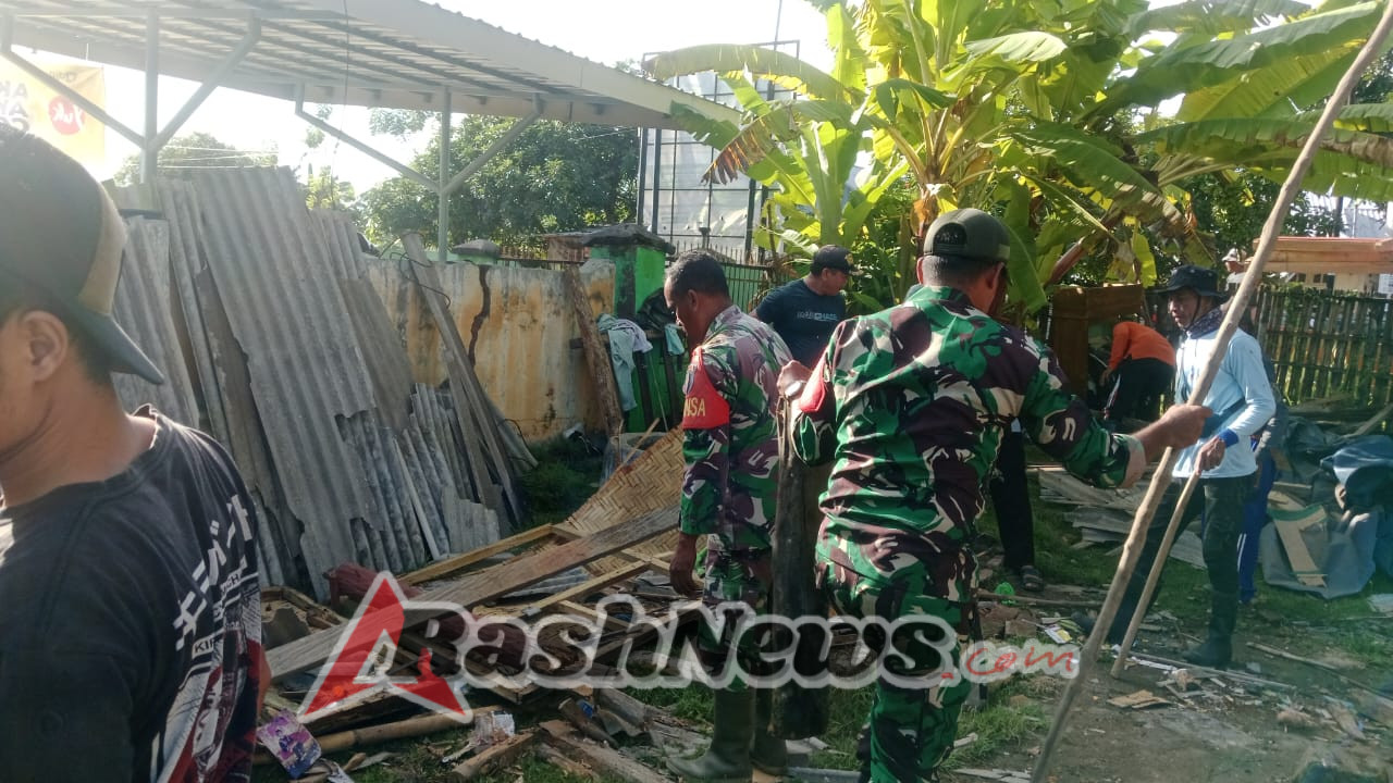 Koramil 1607-04/Alas Bantu Pembersihan Puing Rumah Roboh Akibat Cuaca Ekstrem