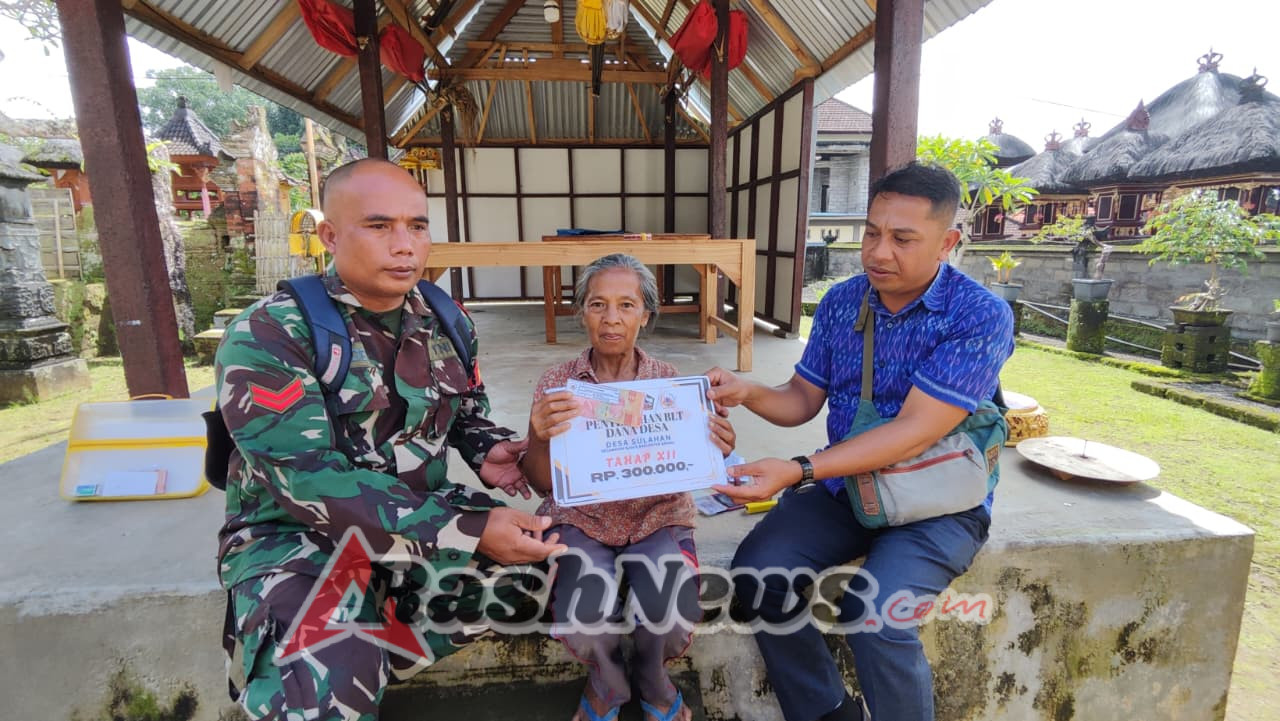 Babinsa Sulahan Bersama Pemerintah Desa Salurkan BLT-DD Tahap XII kepada 13 Warga Penerima Manfaat