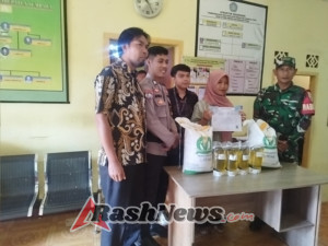 ‎Babinsa Sigap Dampingi Pembagian Bantuan Pangan 2025 kepada Warga Desa Stowe Brang