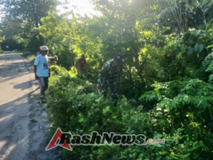‎Babinsa Batu Bangka Wujudkan Kepedulian Melalui Gotong Royong Pembersihan Saluran Air ‎