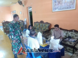 Babinsa Koramil Alas Hadir dan Dampingi Penyaluran Bantuan Pangan Nasional untuk Warga Desa Lua
