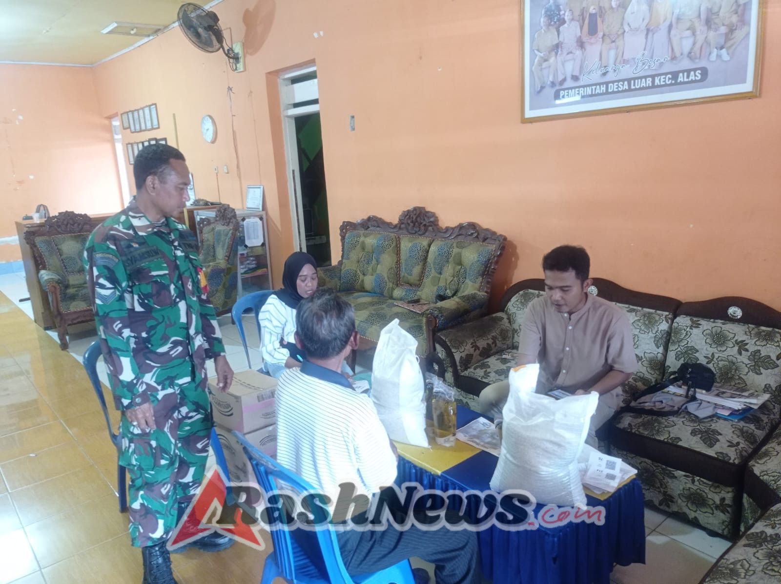 Babinsa Koramil Alas Hadir dan Dampingi Penyaluran Bantuan Pangan Nasional untuk Warga Desa Lua