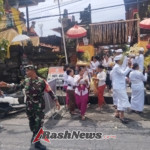 Dukung Kelancaran Adat, Babinsa Keramas Atur Arus Lalin Saat Piodalan Desa