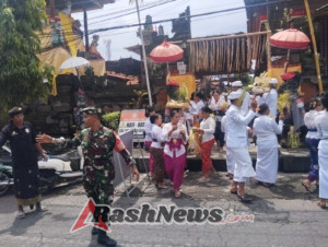 Dukung Kelancaran Adat, Babinsa Keramas Atur Arus Lalin Saat Piodalan Desa