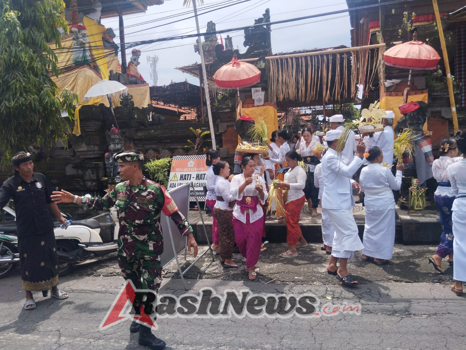 Dukung Kelancaran Adat, Babinsa Keramas Atur Arus Lalin Saat Piodalan Desa