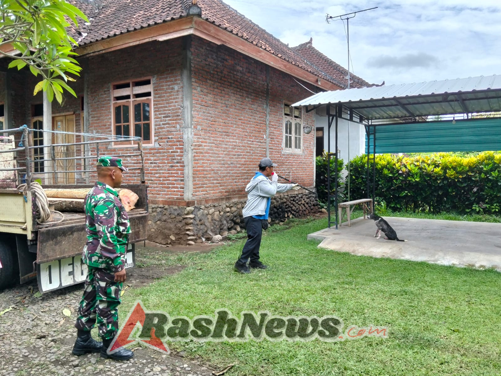 Tanggulangi Rabies, Babinsa Desa Kaliakah Kolaborasi Lintas Instansi Dampingi Vaksinasi HPR