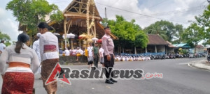 Dukung Kelancaran Upacara Adat, Babinsa Belega Atur Arus Lalin dan Amankan Persembahyangan