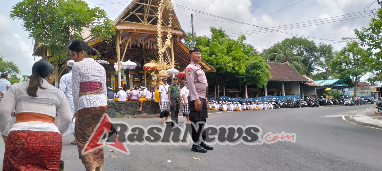 Dukung Kelancaran Upacara Adat, Babinsa Belega Atur Arus Lalin dan Amankan Persembahyangan