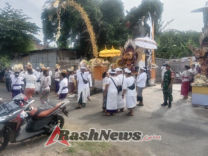 Babinsa Hadir Awasi Upacara Melaspas Kantor Desa Banjar Berjalan Lancar