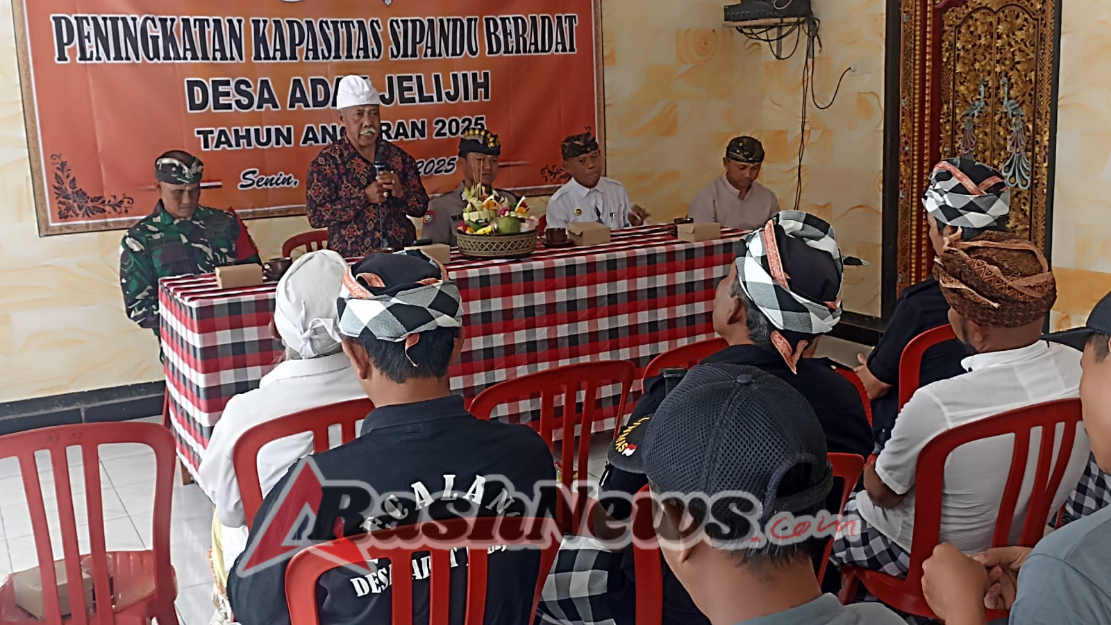 Di Balai Banjar Jelijih, Babinsa dan Bhabinkamtibmas Beri Pembekalan Pengamanan Adat SIPANDU Beradat 2025