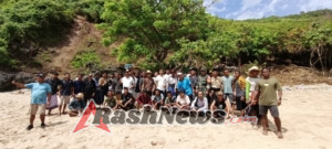 Anggota Kodim Loteng Kawal Pemerintah Desa Kuta Tutup Tambang Emas Ilegal Di Gunung Dundang