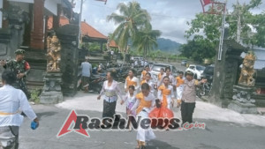Jaga Keamanan Cegah Gangguan, Babinsa Kamasan Bersama Bhabinkamtibmas Dan Pecalang Kawal Ketat Upacara Piodalan