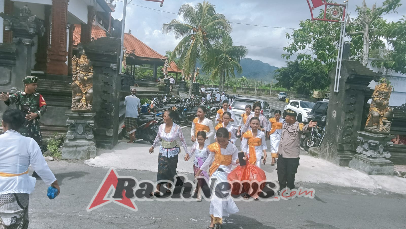 Jaga Keamanan Cegah Gangguan, Babinsa Kamasan Bersama Bhabinkamtibmas Dan Pecalang Kawal Ketat Upacara Piodalan