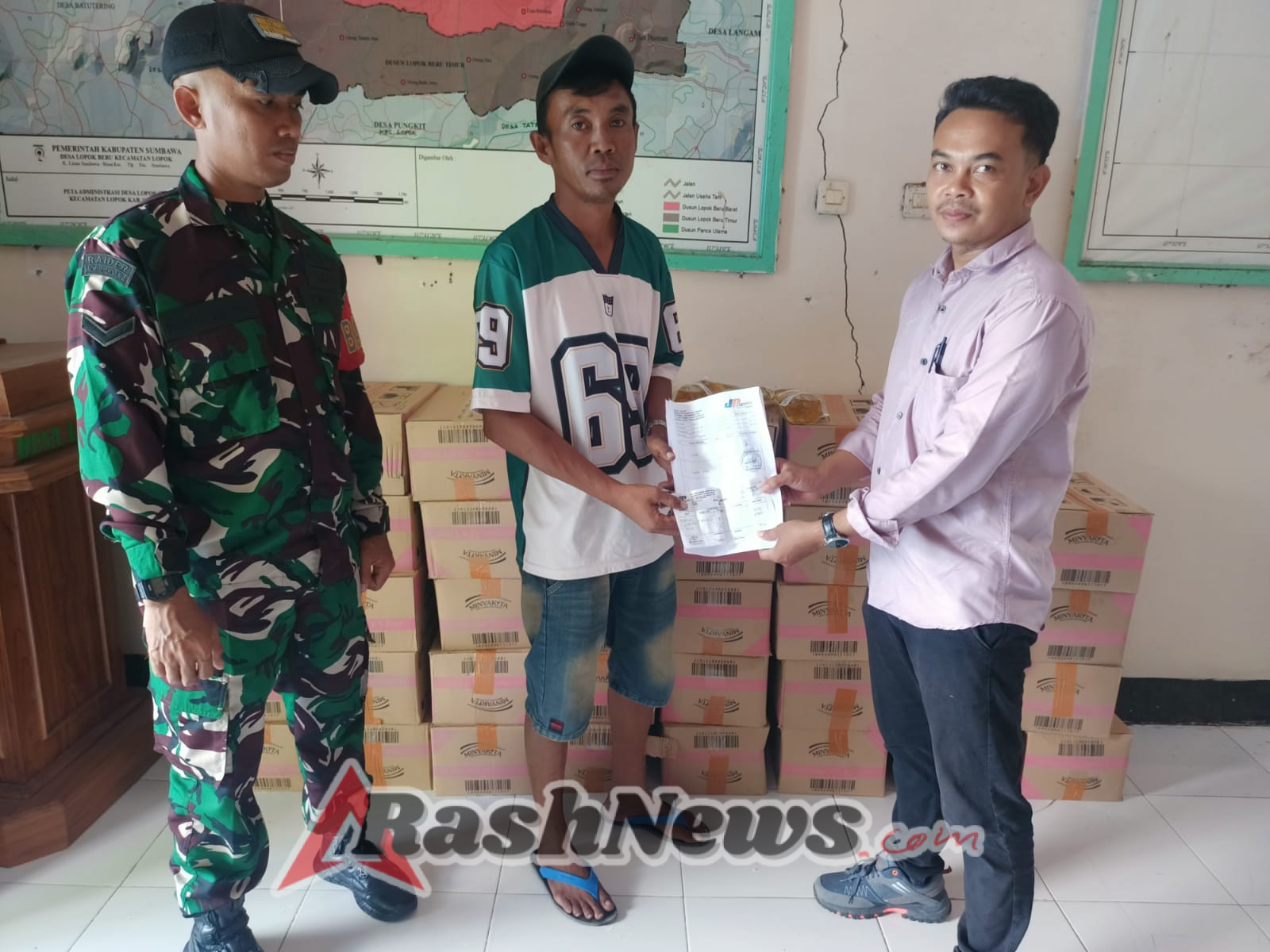 Sinergi Babinsa–Pemdes Lopok Beru Wujudkan Penyaluran Bantuan Pangan yang Aman dan Transparan