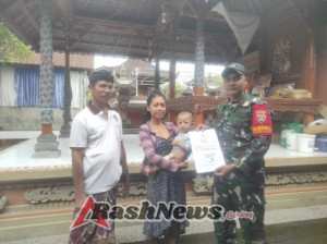 Penyerahan Akte Kelahiran, Babinsa Kamasan Harap Tingkatkan Kesadaran Warga Pentingnya Administrasi Kependudukan