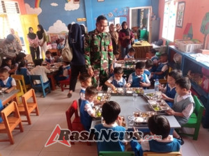 Sinergi Babinsa dan Sekolah di Alas Wujudkan Penyaluran MBG yang Aman dan Tertib