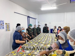 Bersama Ketua Persit, Dandim 1617/Jembrana Kunjungi Sejumlah Satuan Pelayanan Pemenuhan Gizi