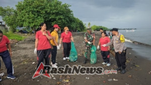 Komunitas, Pemerintah Desa, dan Aparat Bersatu dalam Aksi Bersih Pantai Sulanyah