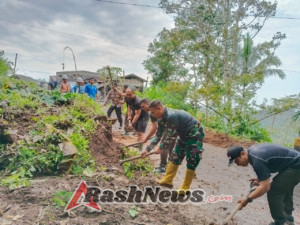 TNI-POLRI dan Seluruh Elemen Bersatu, Danramil Pimpin Pembersihan Longsor di Desa Dapdap Putih Demi Akses Normal Kembali.