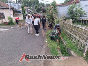 Babinsa Pedawa Pimpin Gotong Royong Bersihkan Lingkungan Kantor Desa