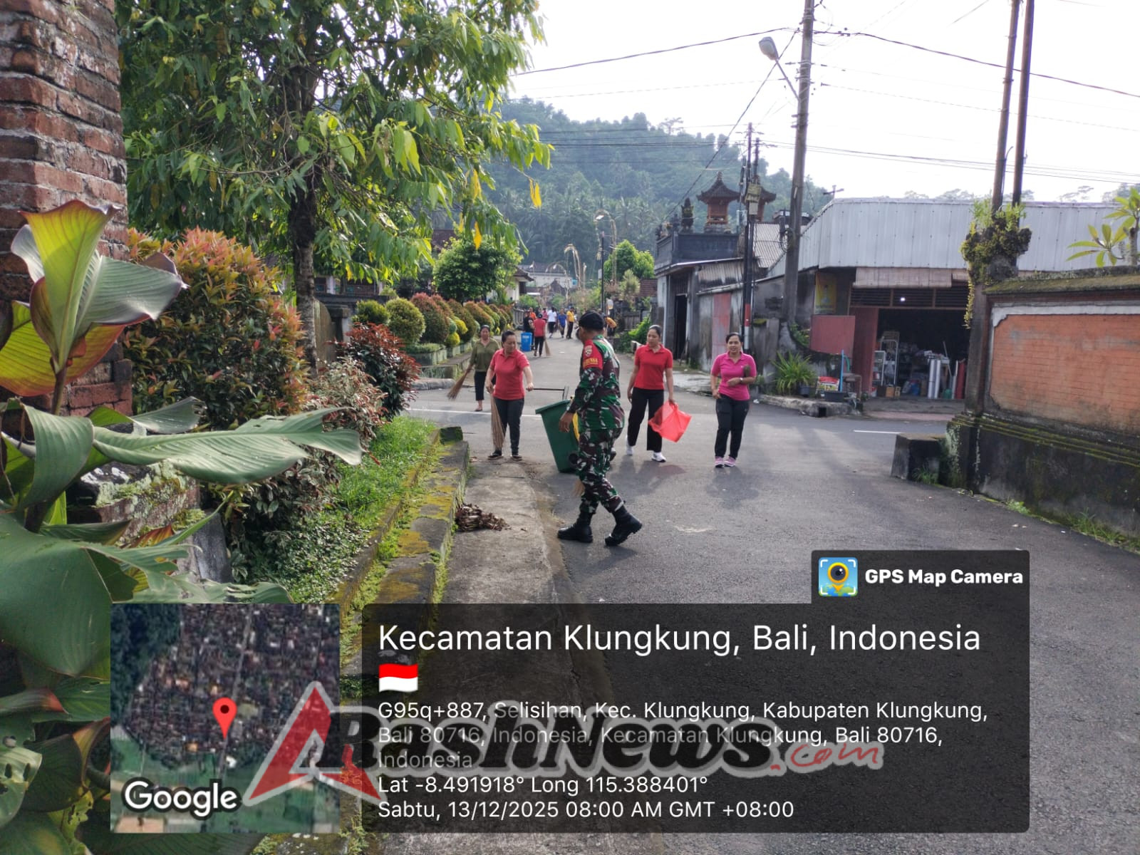 Wujudkan Semangat Kebersamaan Dan Gotong Royong, Babinsa Selisihan Bersama Pemdes Aksi Bersih Lingkungan