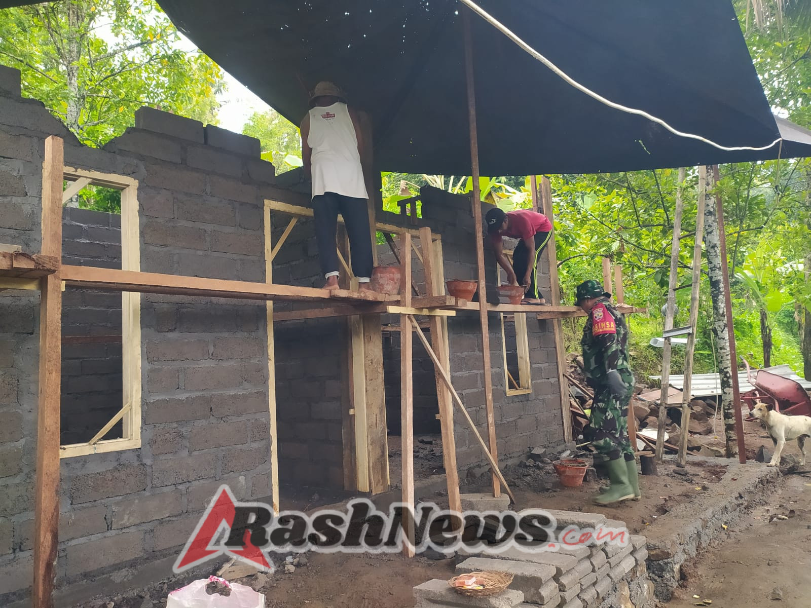 Sinergi Babinsa dan Yayasan Sosial Bangun Rumah Layak Huni di Sukasada