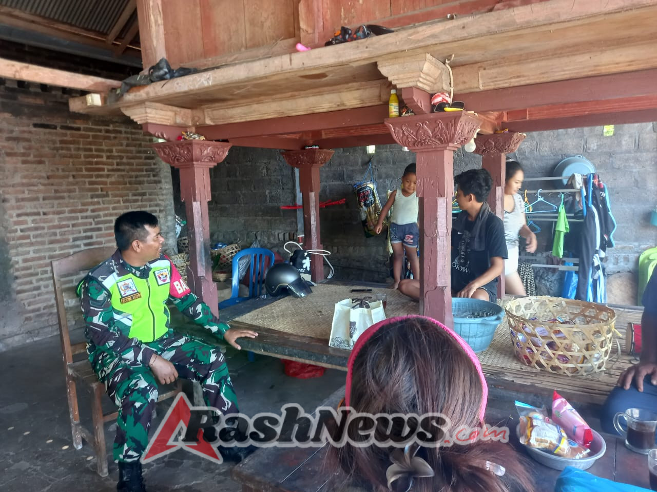 Tingkatkan Kewaspadaan Dini, Babinsa Sepang Kelod Gelar Komsos Rutin Ingatkan Ancaman Bencana dan Ketertiban