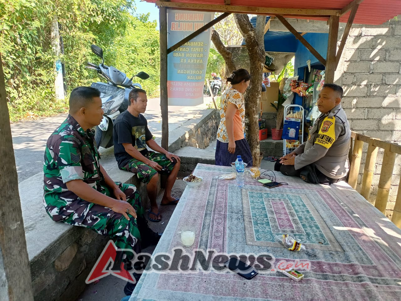 Babinsa Desa Sulanyah Bersama Bhabinkamtibmas Tingkatkan Komunikasi Sosial dan Kepedulian Lingkungan