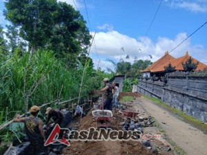 Drainase Baru untuk Desa Lembean: Wujud Gotong Royong Babinsa dan Warga