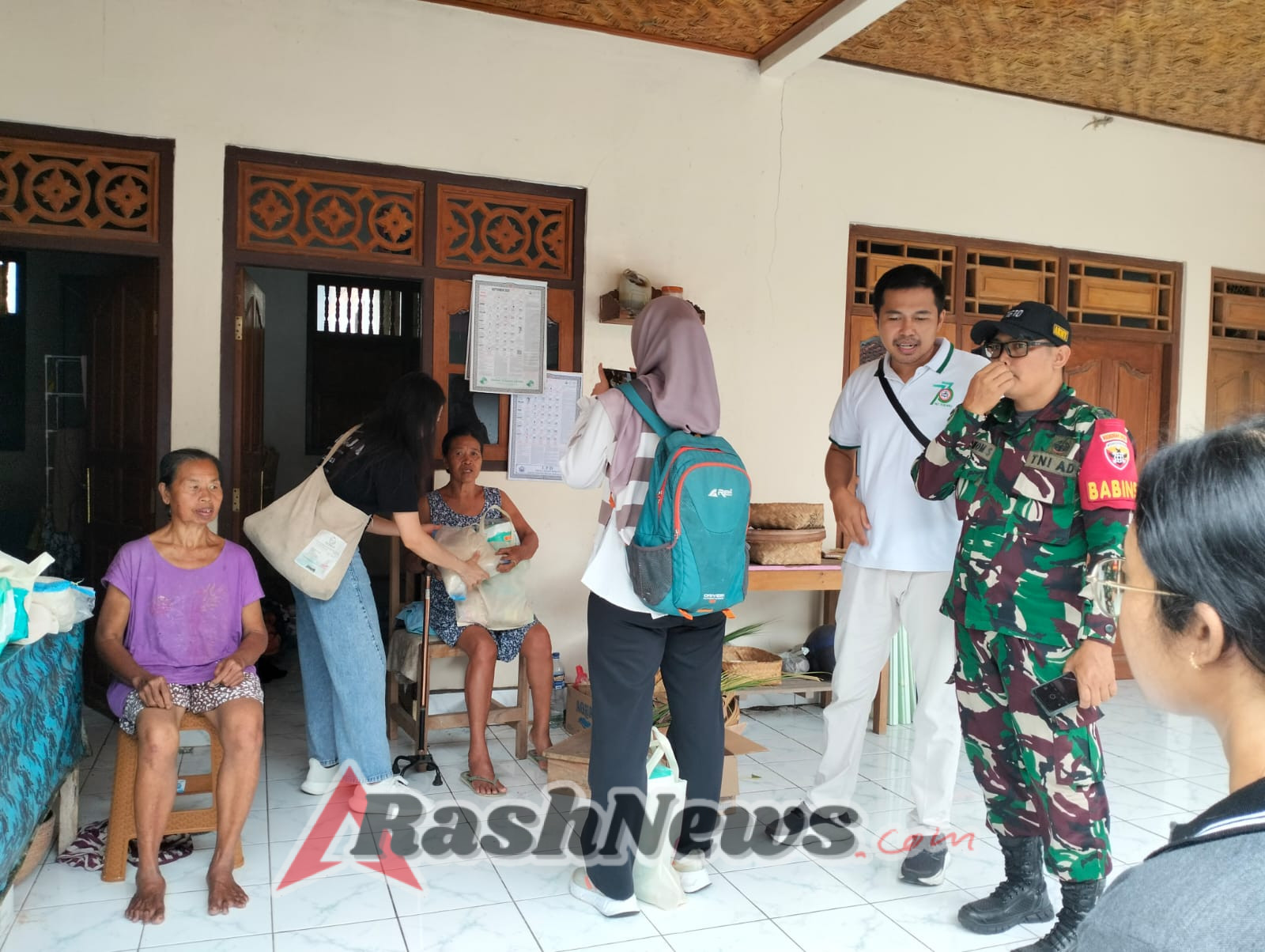 Dampingi Kerja Sosial Lanjut Usia, Babinsa Pikat Teguhkan Sinergi Dan Komitmen Peduli Lansia