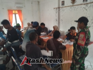 Wujud Kepedulian TNI, Babinsa Dampingi Warga Penerima Kartu KSB MAJU di Desaloka