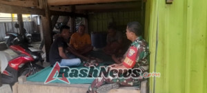 Babinsa Koramil Seteluk Laksanakan Komsos Bersama Perangkat Desa Seteluk Tengah
