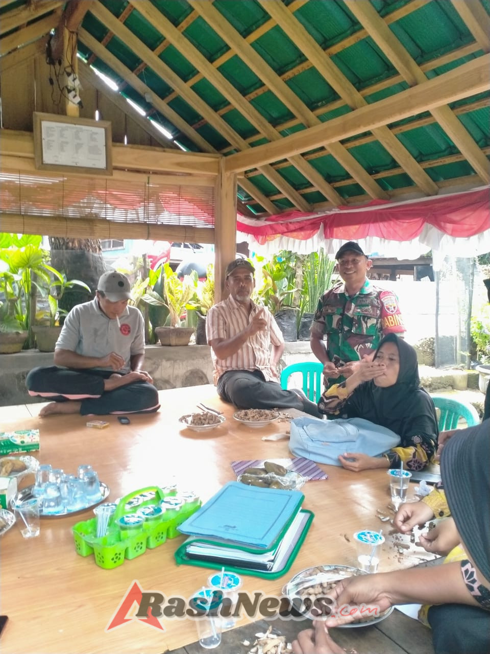 Babinsa Desa Rempe Perkuat Kedekatan dengan Warga Lewat Komsos