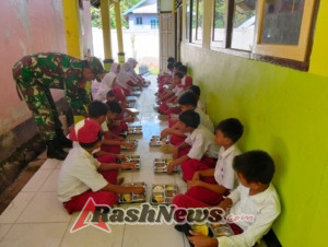 Wujud Kepedulian TNI AD, Babinsa Dampingi Pelaksanaan MBG di SDN 1 Seteluk