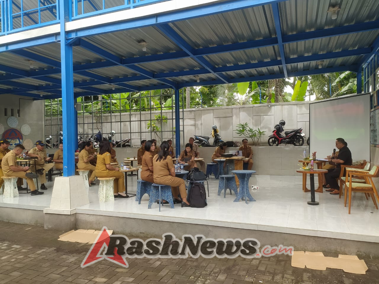 Dukung Peningkatan Layanan Posyandu, Babinsa dan Bhabinkamtibmas Laksanakan Pengamanan Rapat Koordinasi