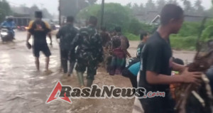 Hujan Deras Tak Surutkan Semangat: Anggota Koramil Melaya Amankan Ruas Jalan Nasional dari Tumpukan Kayu Banjir