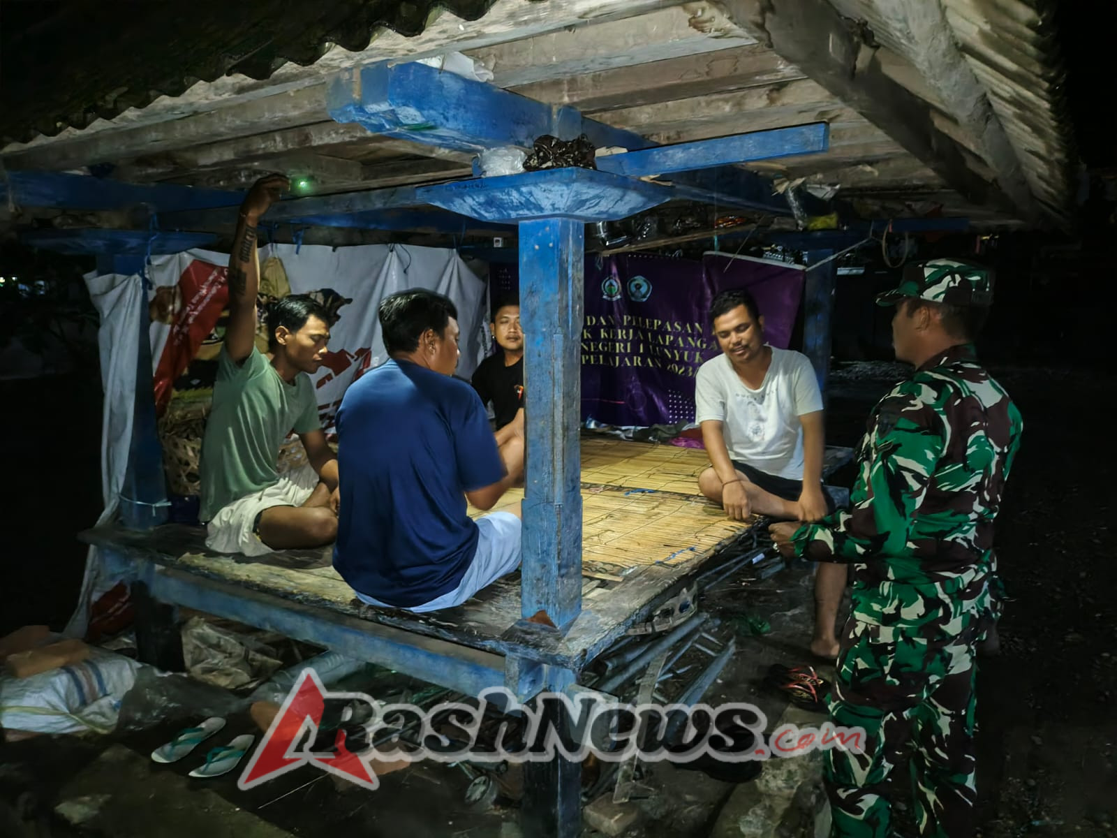 Koramil 1607-07/Lunyuk Ajak Warga Waspada Bencana Alam Saat Patroli Malam