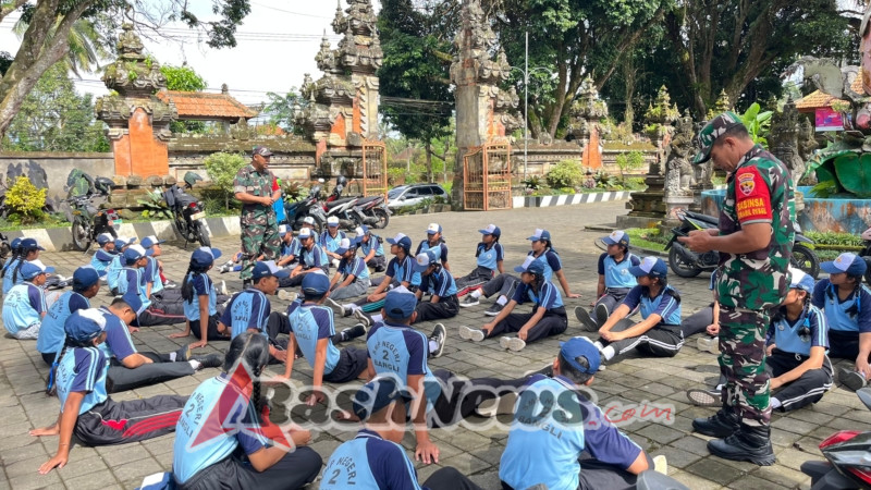 Upaya Babinsa 01/Bangli Wujudkan Generasi Disiplin dan Berjiwa Pemimpin Lewat Latihan PBB